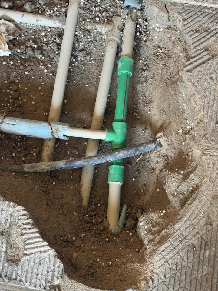 Canos novos instalados depois de reparar a fuga