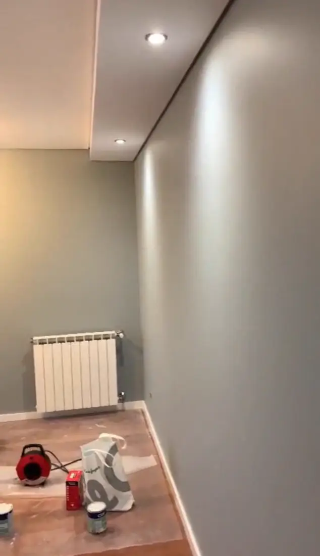 Pintura de paredes e teto com iluminação embutida