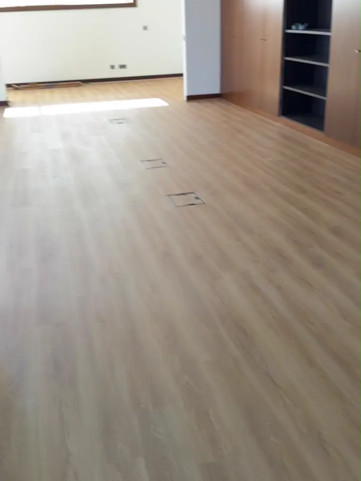 Escritório com piso flutuante novo aplicado
